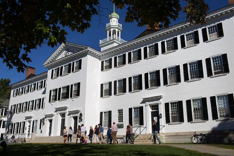 Prospective Dartmouth College students are given a campus tour in Hanover, N.H., on October 7, 2016. (Valley News - Geoff Hansen) Copyright Valley News. May not be reprinted or used online without permission. Send requests to permission@vnews.com.
