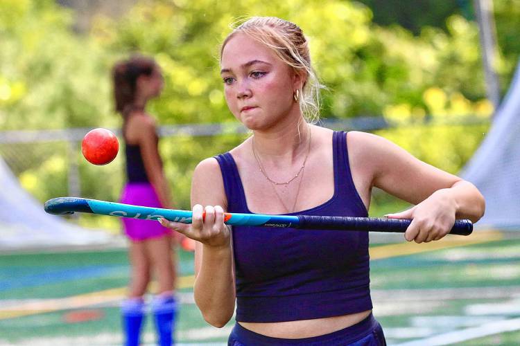 Hanover High junior Lily Smith bounces a field hockey ball on her stick before her team’s Aug. 22, 2023, practice in Hanover, N.H. (Valley News - Tris Wykes) Copyright Valley News. May not be reprinted or used online without permission. Send requests to permission@vnews.com.
