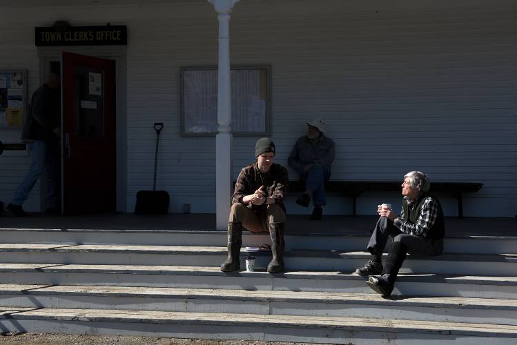 Luise Graf, right, and Charles Martin discuss the virtues of town meeting during lunch outside the Corinth, Vt., town offices during a lunch break in the annual meeting Tuesday, March 6, 2018. (Valley News - James M. Patterson) Copyright Valley News. May not be reprinted or used online without permission. Send requests to permission@vnews.com.